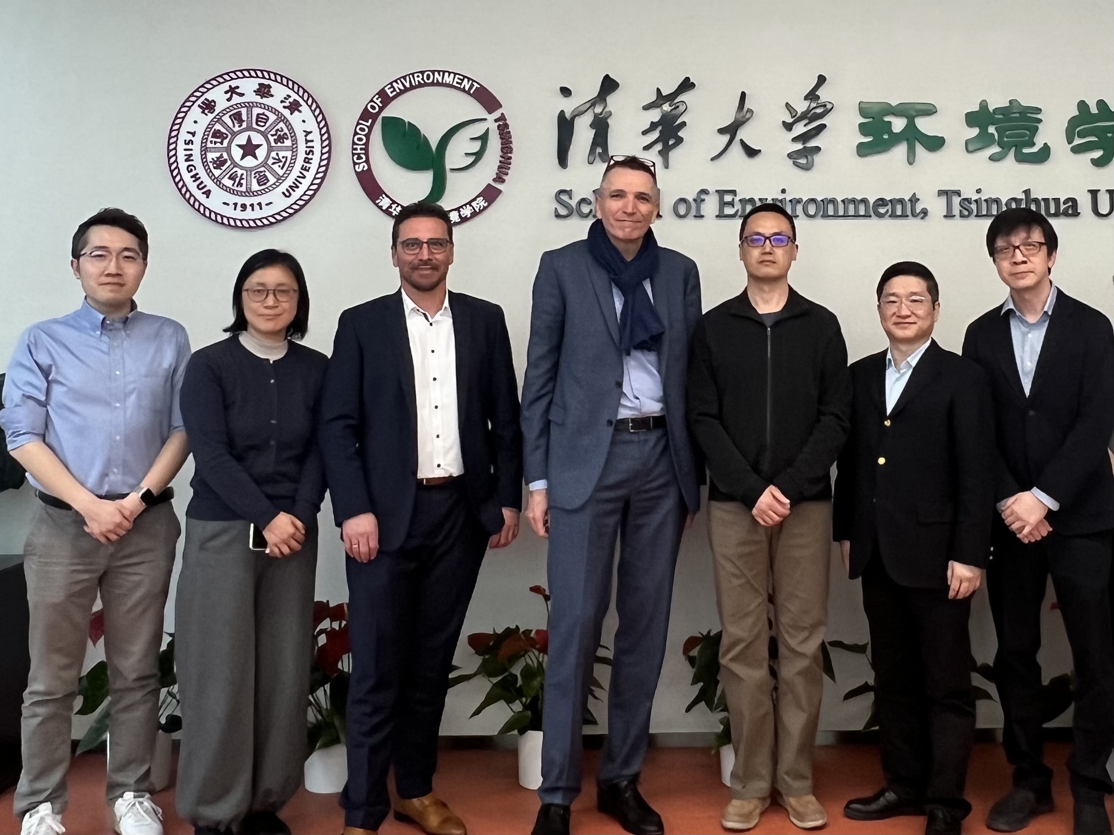 20250313-施耐德电气代表团访问w88优德中文版官网 探讨能源转型与绿色创新合作-环境学院-施耐德电气代表团与环境学院参加交流人员合影.jpg