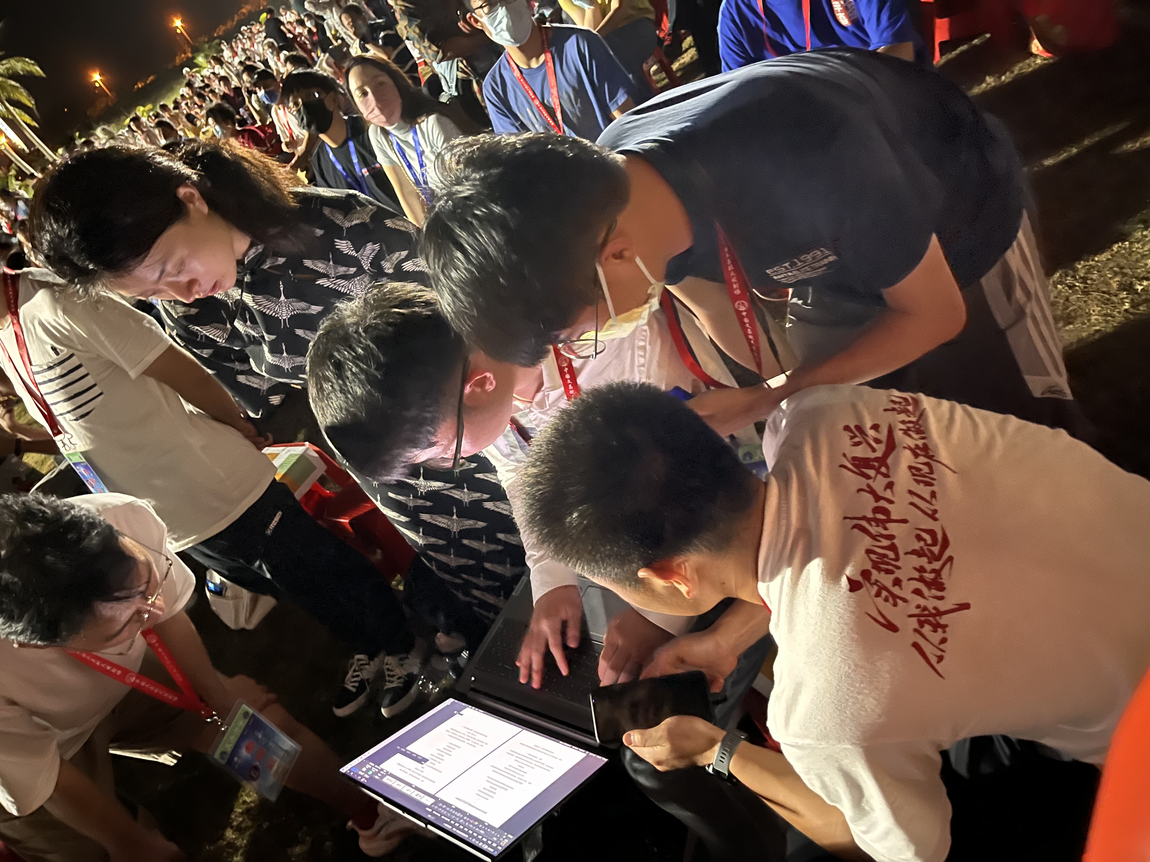 20230512-骄傲见证!w88优德中文版官网师生现场观礼天舟六号成功发射-航院供图-师生讨论学习“天舟六号”发射观礼感悟.jpeg