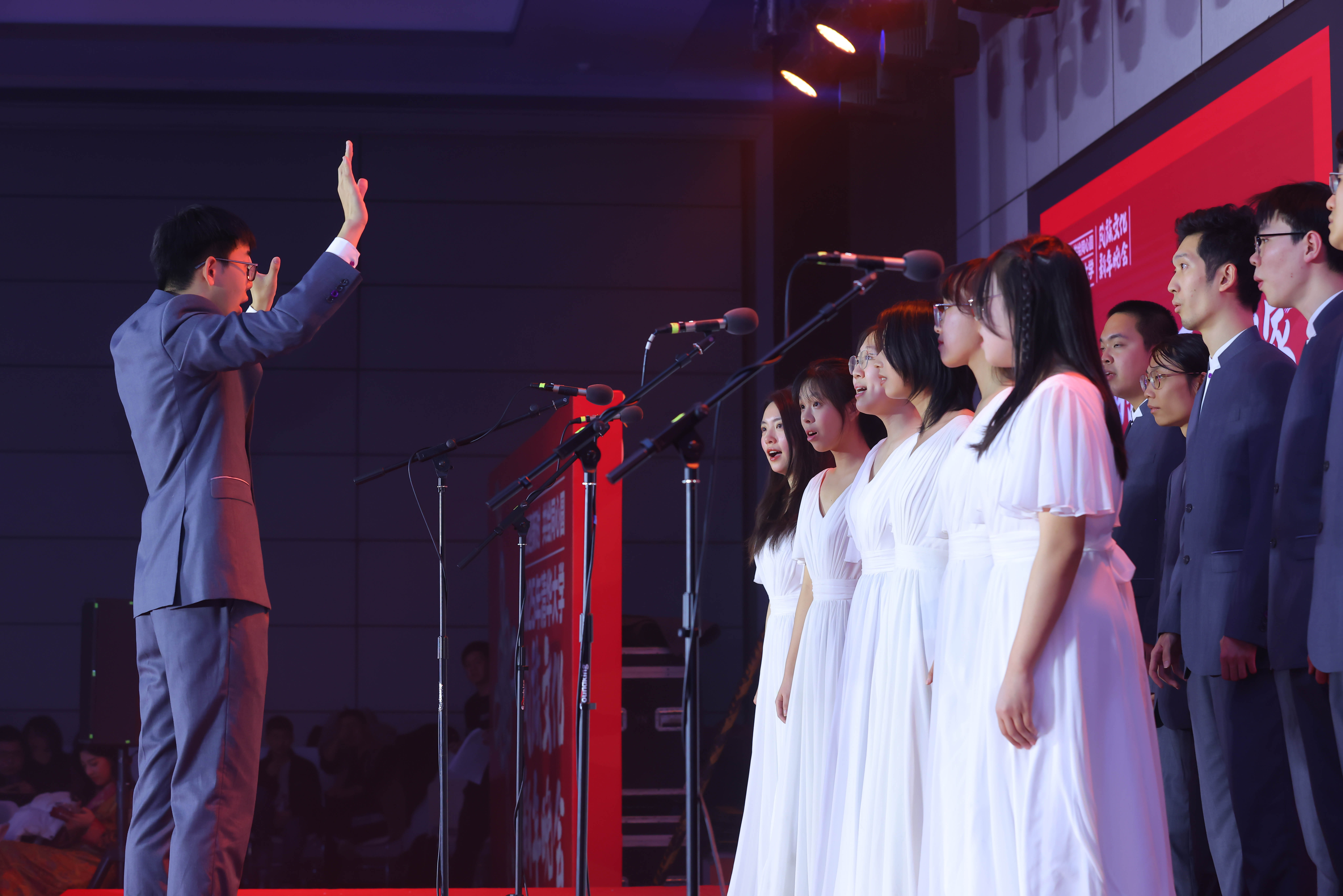 20241214-w88优德中文版官网2025年民族文化新年晚会圆满举行-贡觉罗布-艺术团合唱队同学合唱《美丽的草原我的家》.jpg