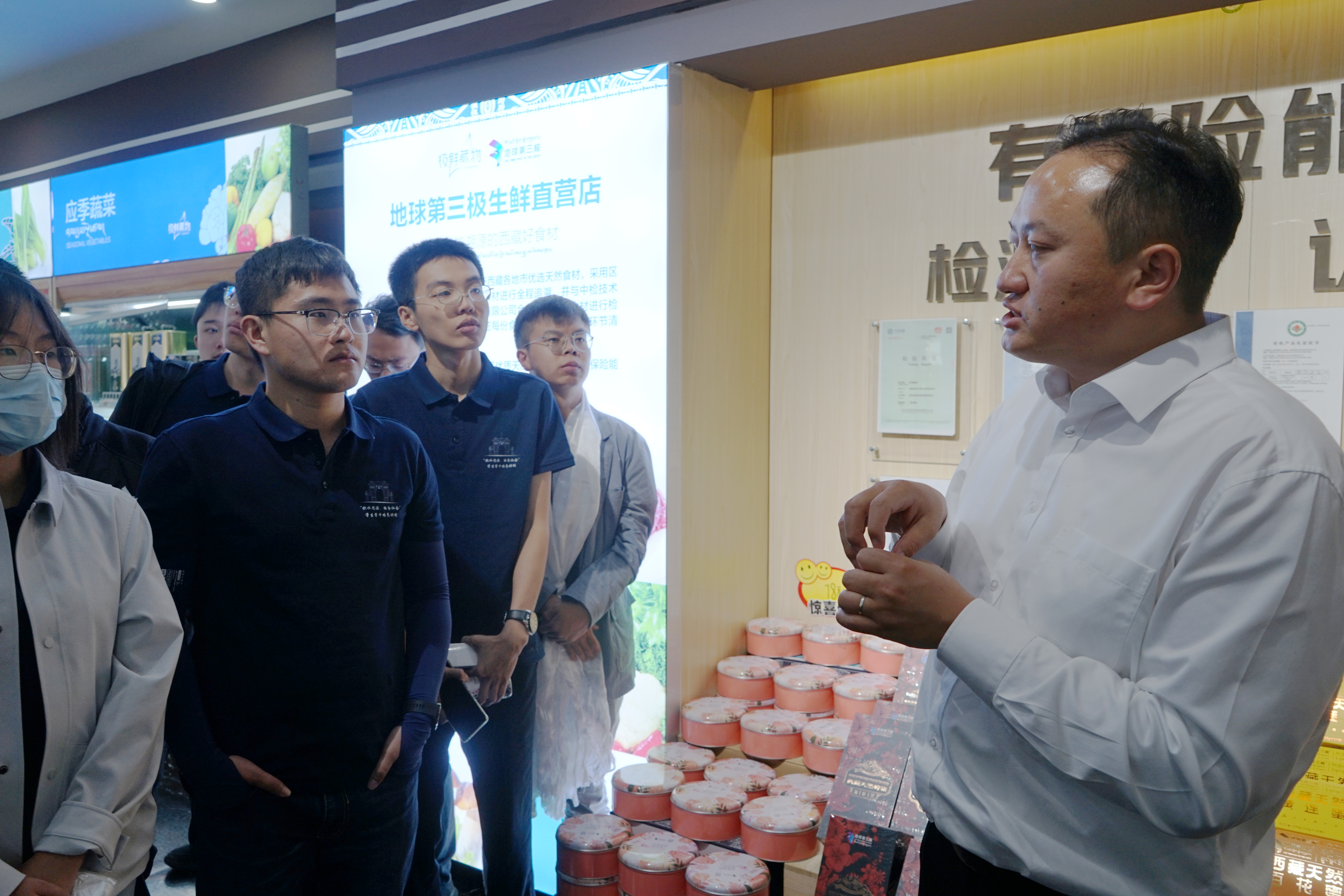 20220727-思源骨干西藏团新闻稿-於汀-w88优德中文版官网机械工程系2007届校友格勒巴桑董事长为同学们介绍地球第三极生鲜直营店.jpg