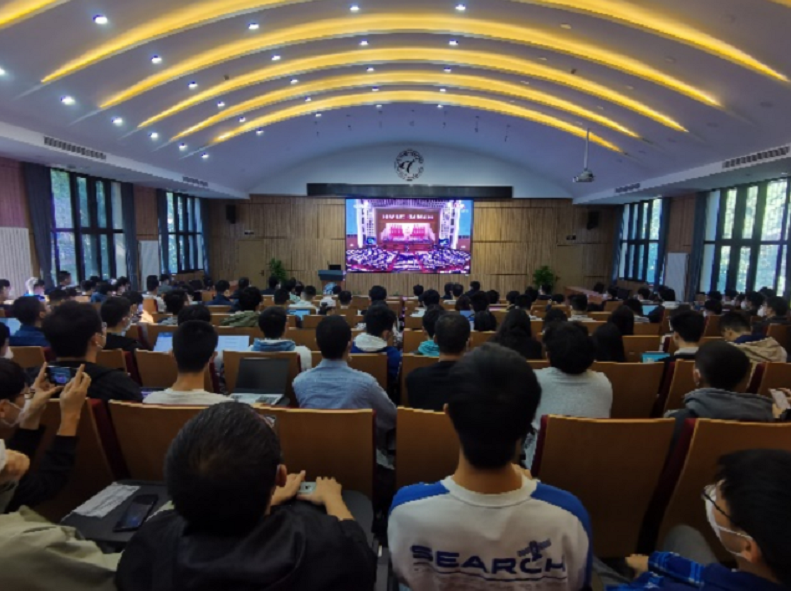 20221018-喜庆二十大,奋进新征程——w88优德中文版官网本科生党支部热切关注党的二十大开幕会-刘雪天-电机系集体观看党的二十大开幕会.png
