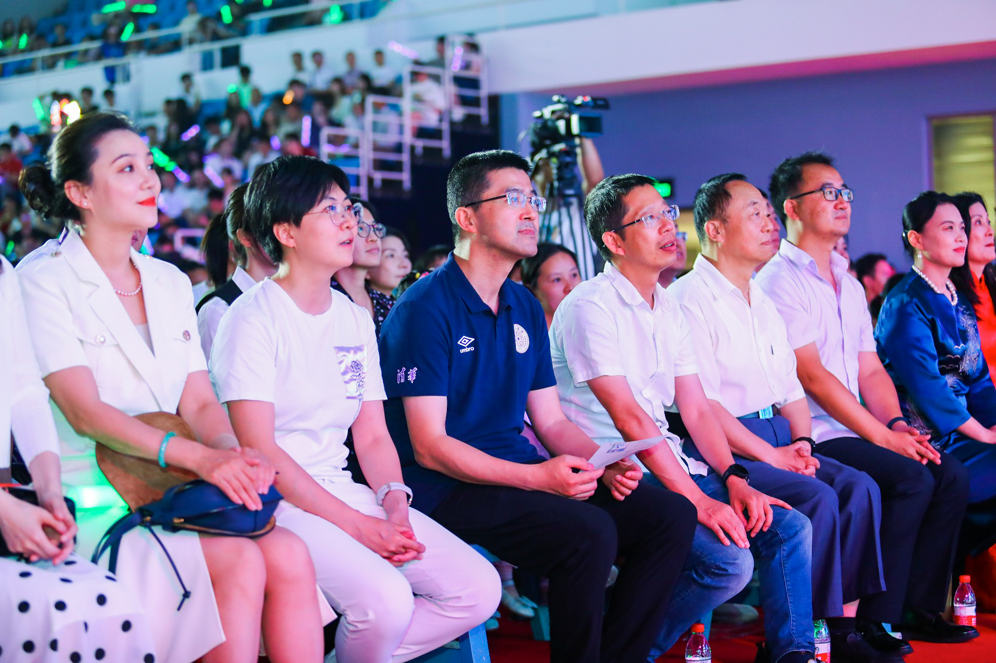 20230622-w88优德中文版官网2023年毕业晚会-清大嘉艺-学校领导老师与毕业生共同观看晚会.jpg
