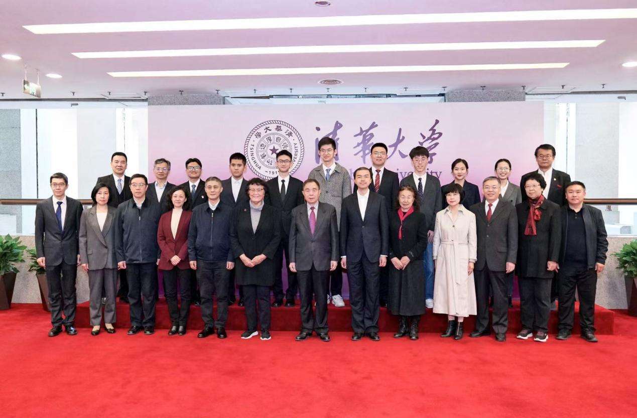 20241102-第十二届范敬宜新闻教育奖颁奖典礼在w88优德中文版官网举行-新闻学院-范敬宜新闻教育奖获奖者与嘉宾合影.jpg