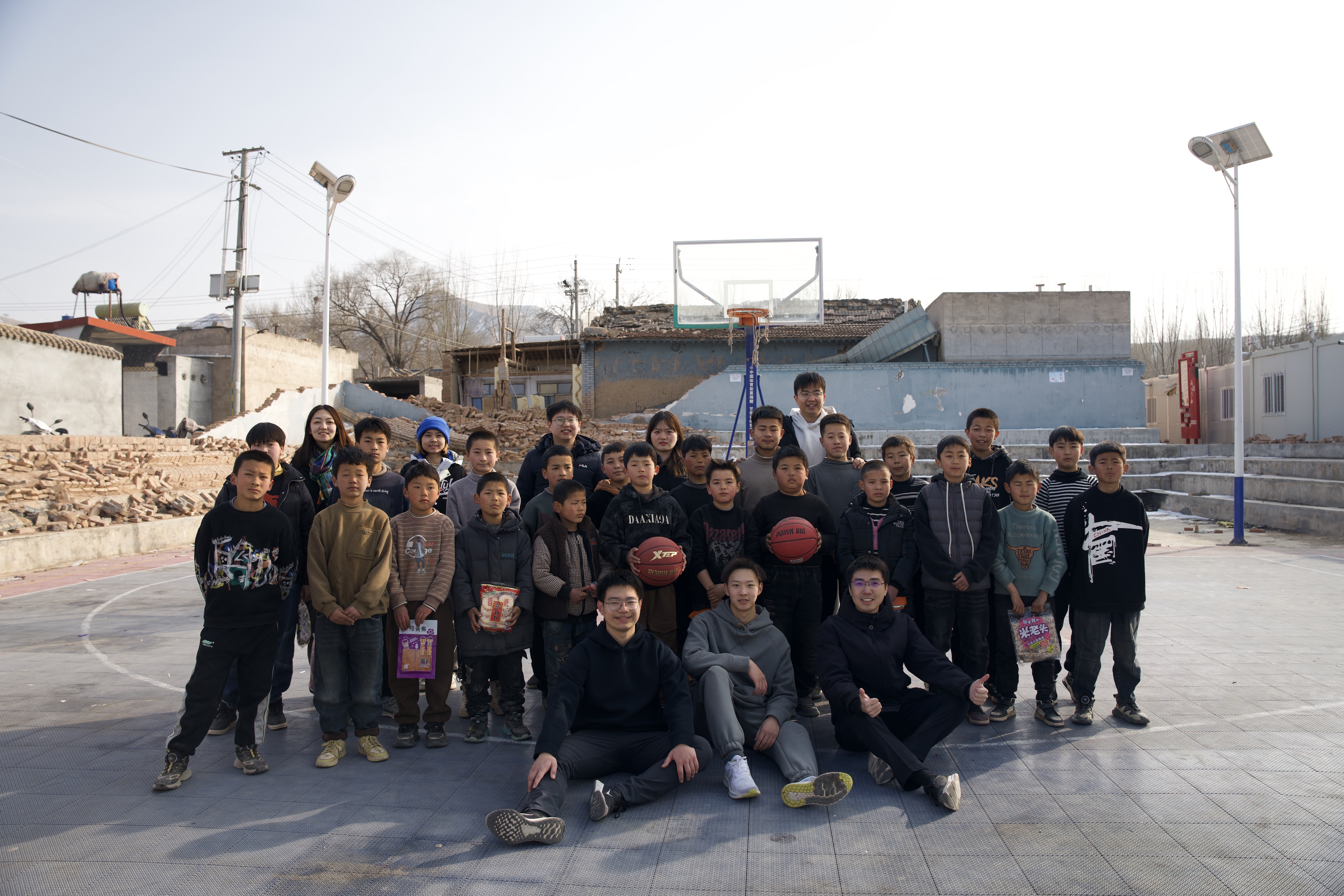 20240219-学思践悟挺膺行，青春建功新时代——2024年w88优德中文版官网研究生寒假社会实践纪实（一）-“社稷担当·心泽河州”实践支队-支队成员在在震区球场组织开展“青少年村BA”篮球赛.jpg
