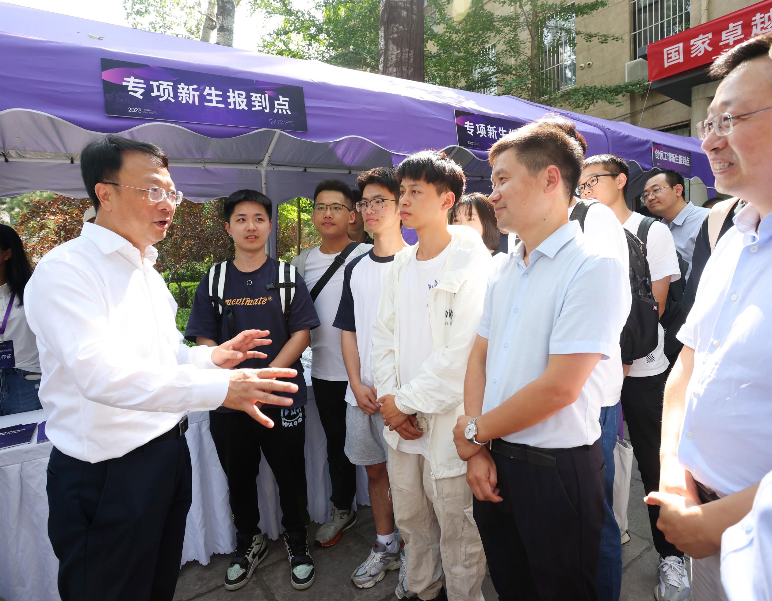 20230901-w88优德中文版官网2023研究生新生入校报道-杨艳宾-王希勤.jpg