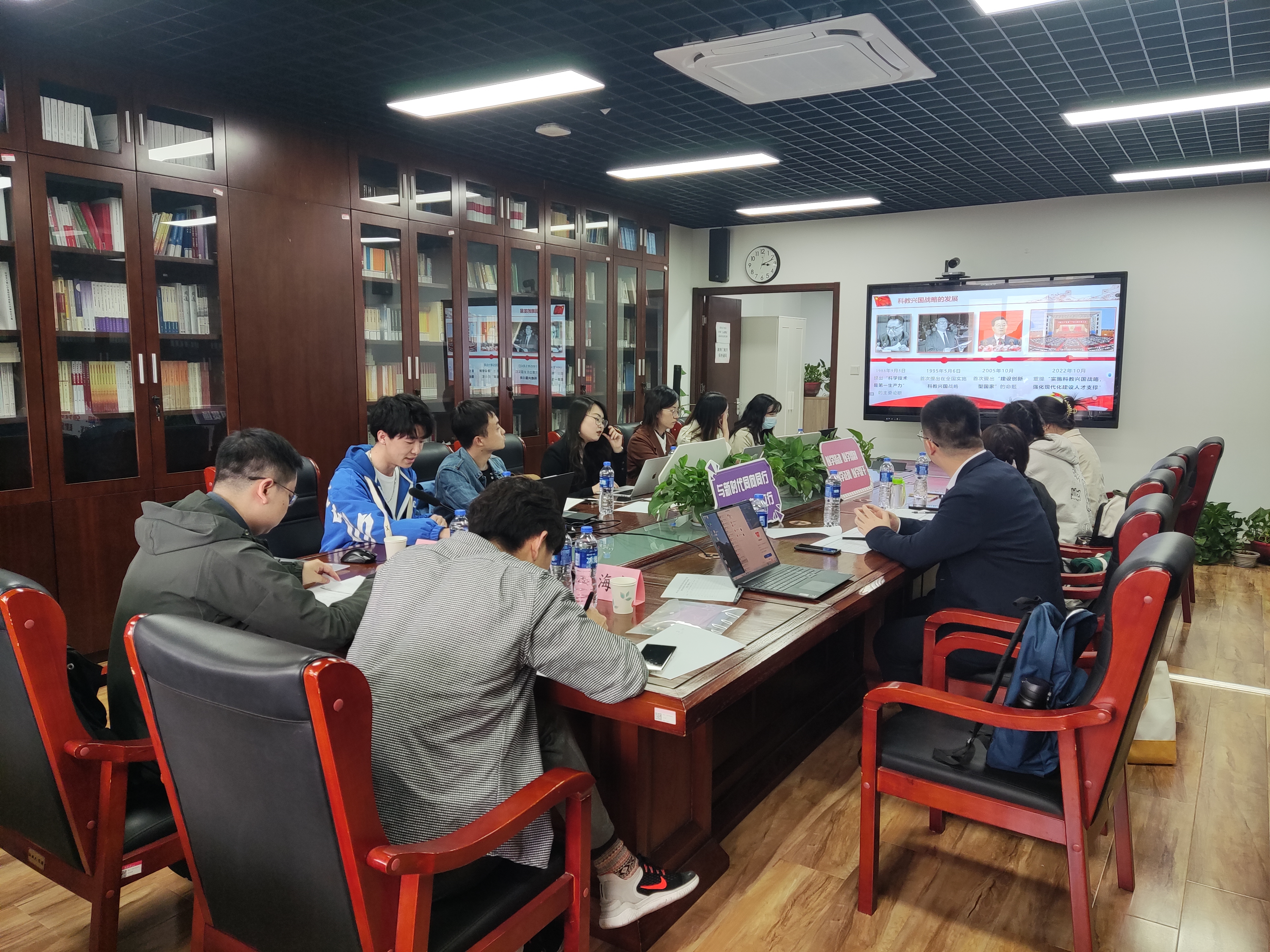 20230428-w88优德中文版官网博士生讲师团举办主题教育专题备课研讨会-讲师团-会议现场.jpg