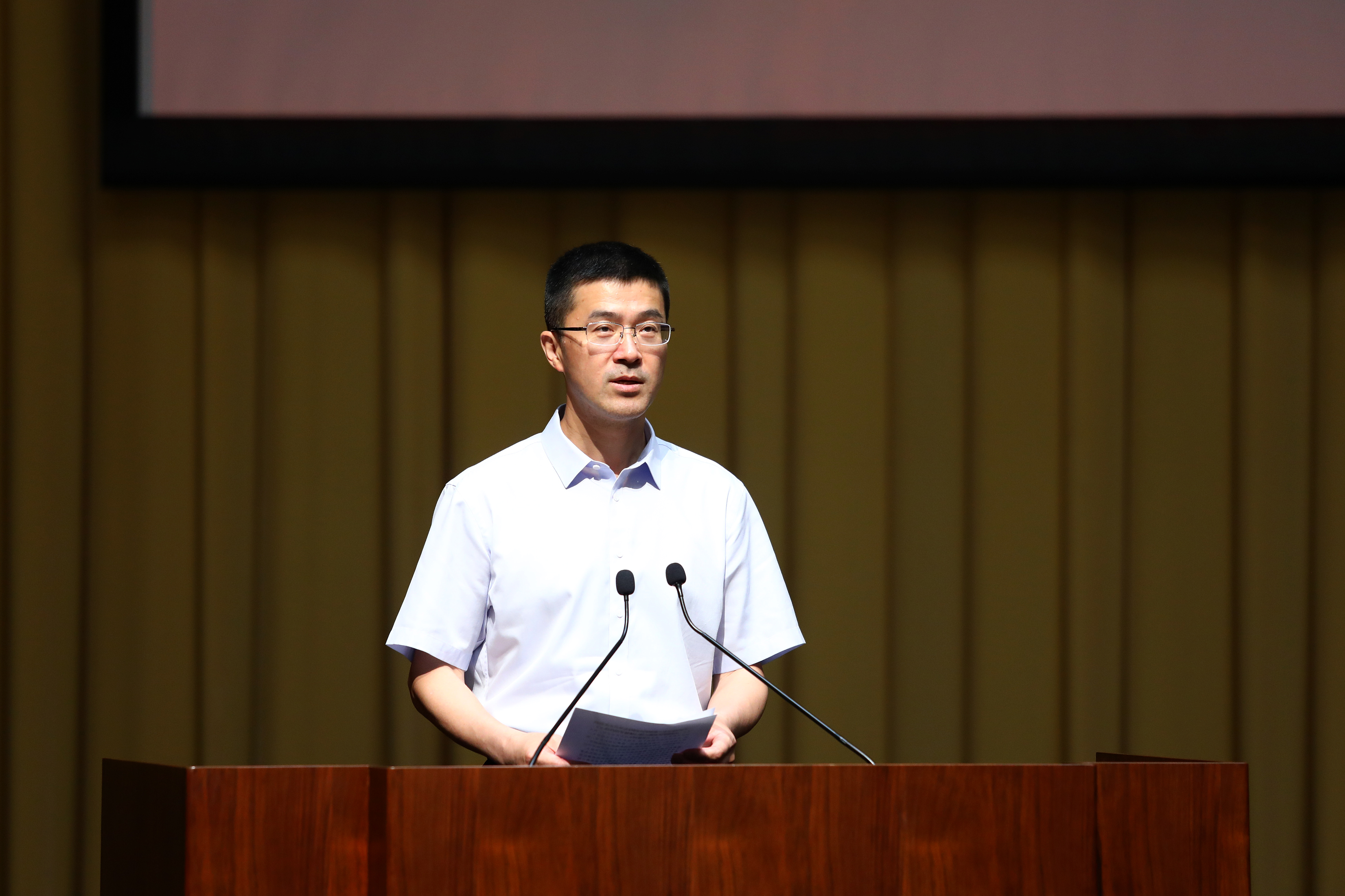 20230616-w88优德中文版官网举办学习贯彻习近平新时代中国特色社会主义思想主题教育读书班专题三第二场辅导报告会-杨燕宾-过勇主持辅导报告会.JPG