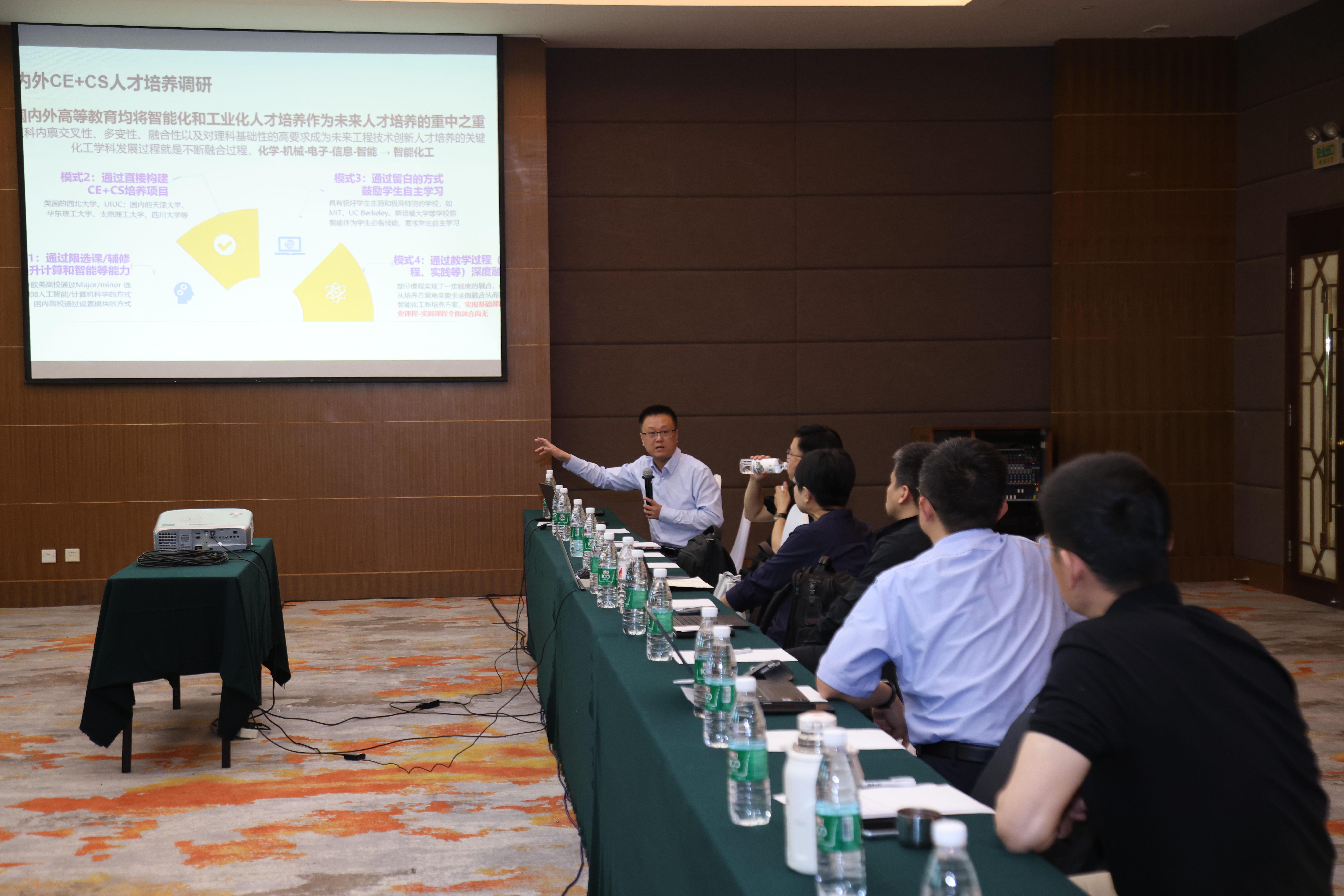 20240511-w88优德中文版官网第十三届青年教师教学沙龙暨教改项目中期交流研讨会-董瑞林-分组讨论.JPG