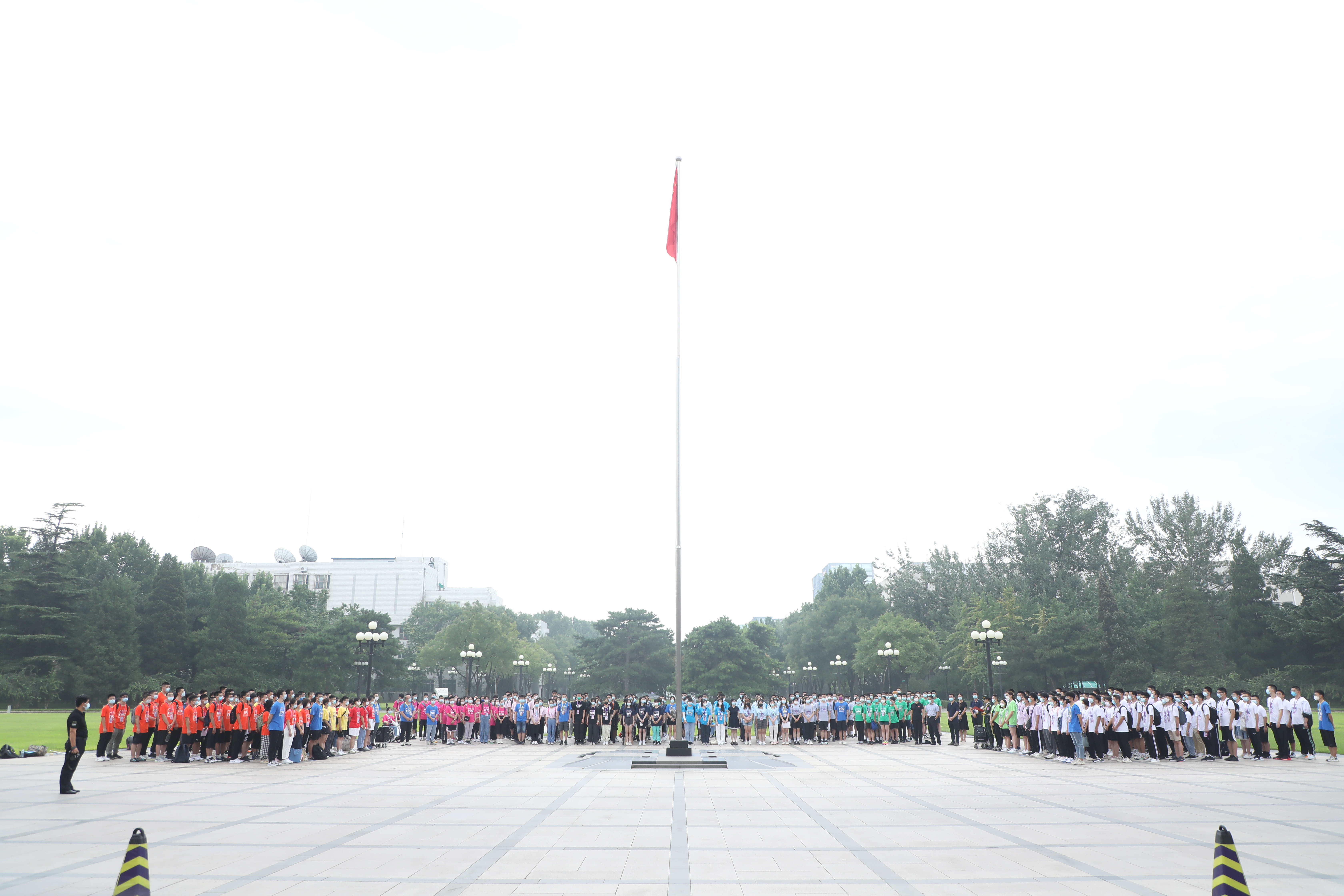 20220816-w88优德中文版官网举办2022级本科生新生骨干训练营-严振峣-“二字班”新生骨干参与升旗仪式.jpg