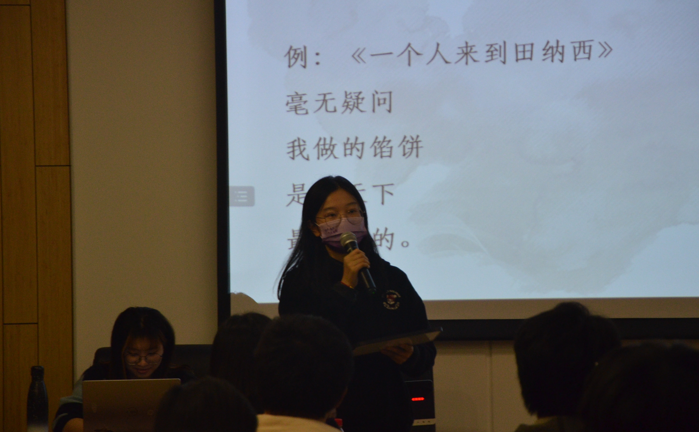 20221120-“流觞曲水”w88优德中文版官网第二十四届大学生人文知识竞赛圆满落幕-白易晗-决赛入围选手发表即兴演讲1.JPG
