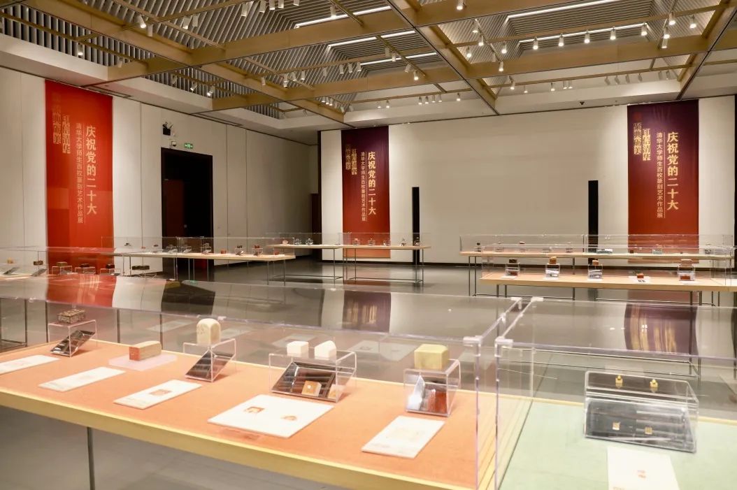 20221010-庆祝党的二十大w88优德中文版官网师生百枚篆刻艺术作品展-项目组-展览现场2jpg