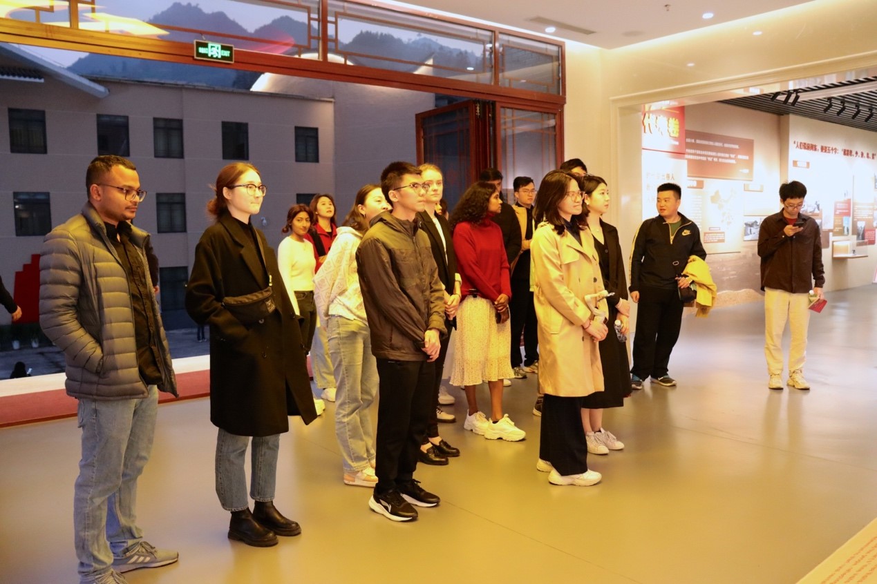 20231124-发现中国智慧,洞察中国发展——2023年w88优德中文版官网“洞察中国”全球胜任力社会实践纪实-“洞察中国”福建实践支队-“洞察中国”赴福建支队成员参访难忘下党主题馆.jpg