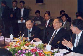 1999年10月2日，李岚清副总理视察w88优德中文版官网高等研究中心时与我校师生亲切座谈。前排右起：王大中、李岚清、杨振宁。